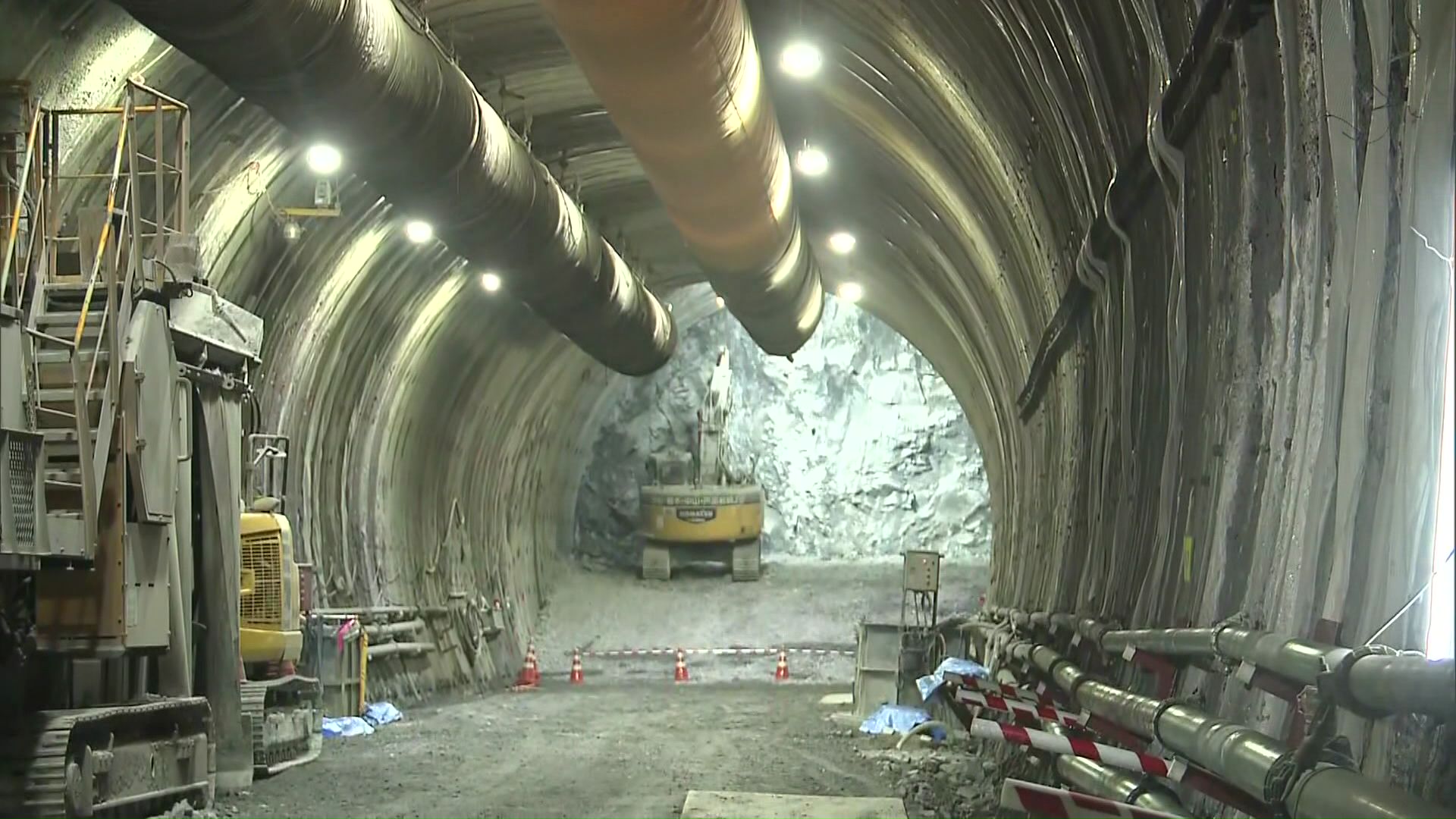 巨大な岩盤が工事の進行を遅らせている