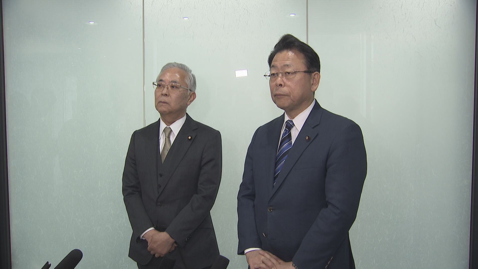 公明党北海道本部の横山信一新代表と公明党本部の西田実仁幹事長(左から)