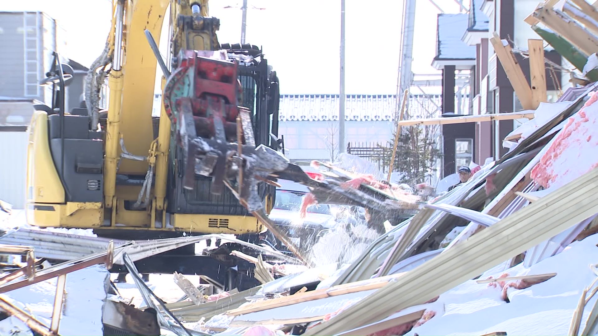 2台の重機でがれきの撤去を始めた
