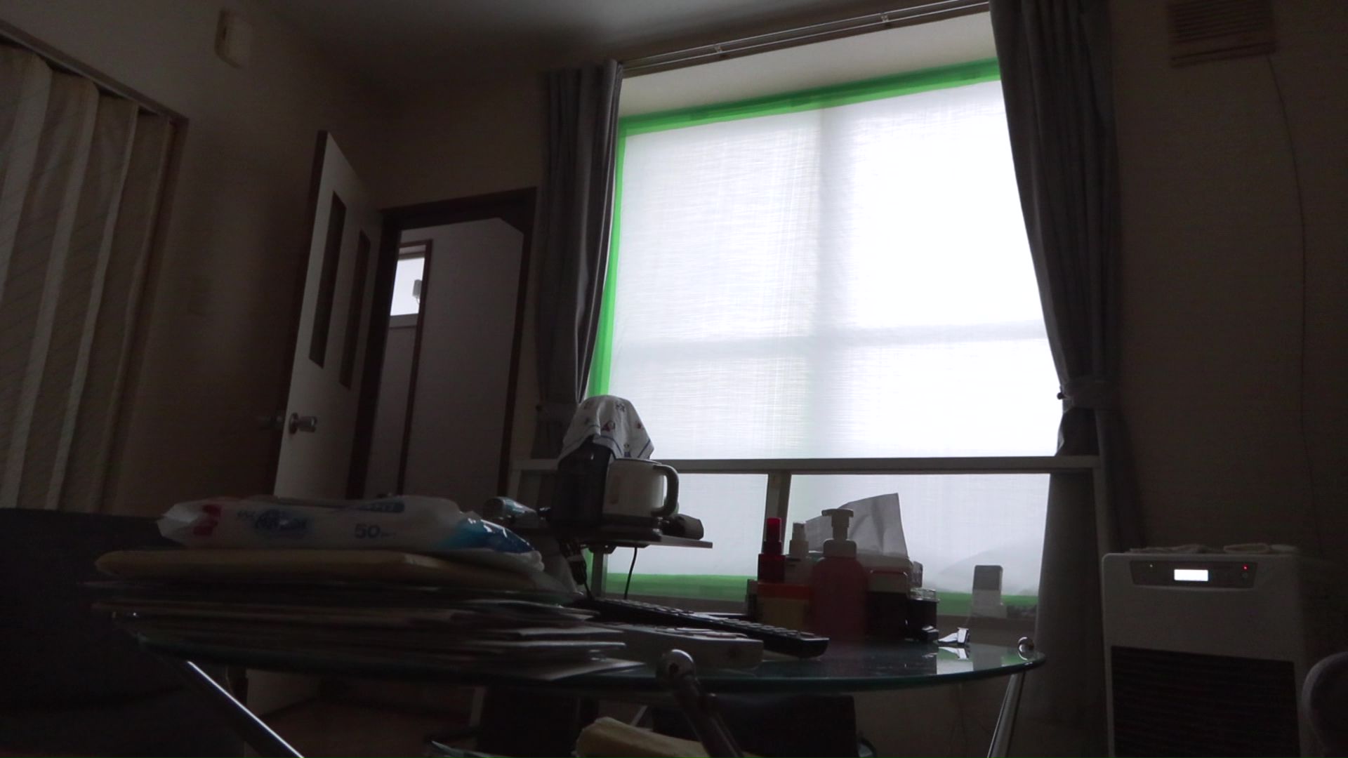 プラスチック製の板で窓を覆ってしのぐ