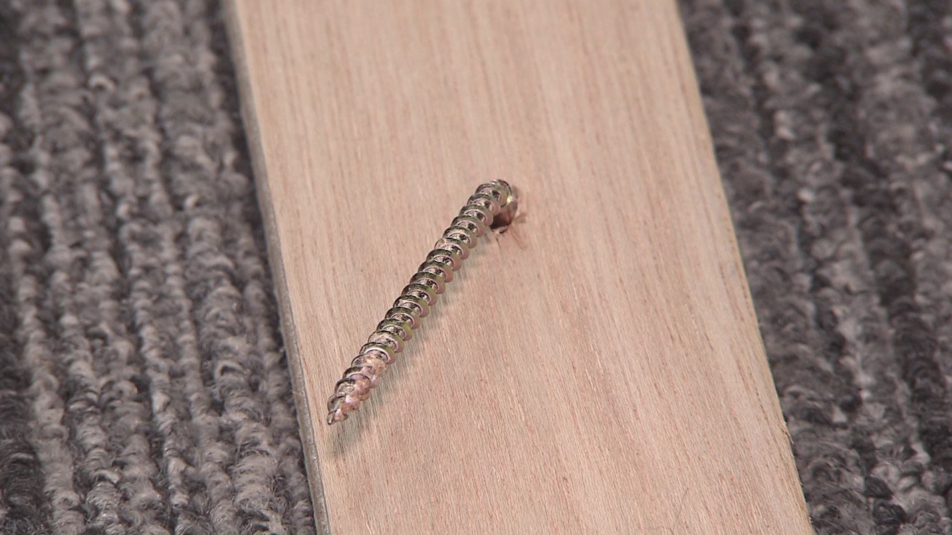 グニャリと曲がったネジ