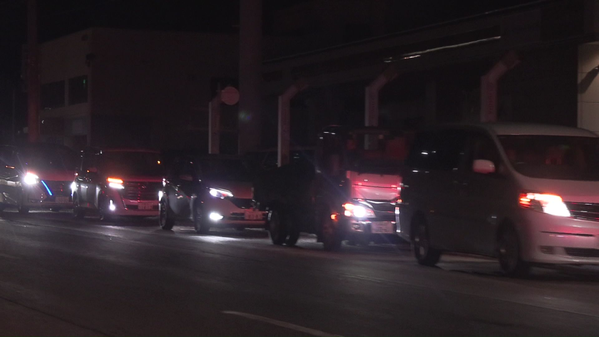 11日夜には給油を求めてガソリンスタンドに行列