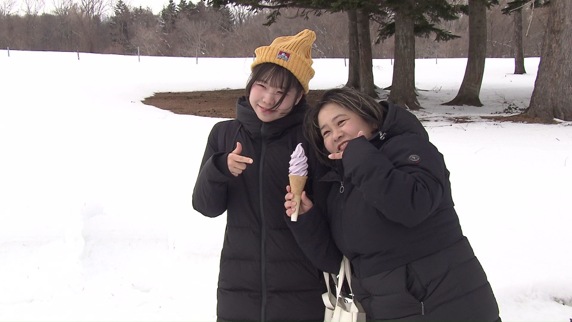 大野さんも食べたラベンダーソフトを手に記念撮影