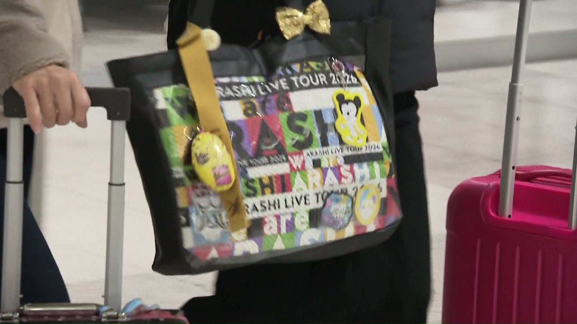 新千歳空港では嵐のグッズを持ち歩く多くのファンの姿が