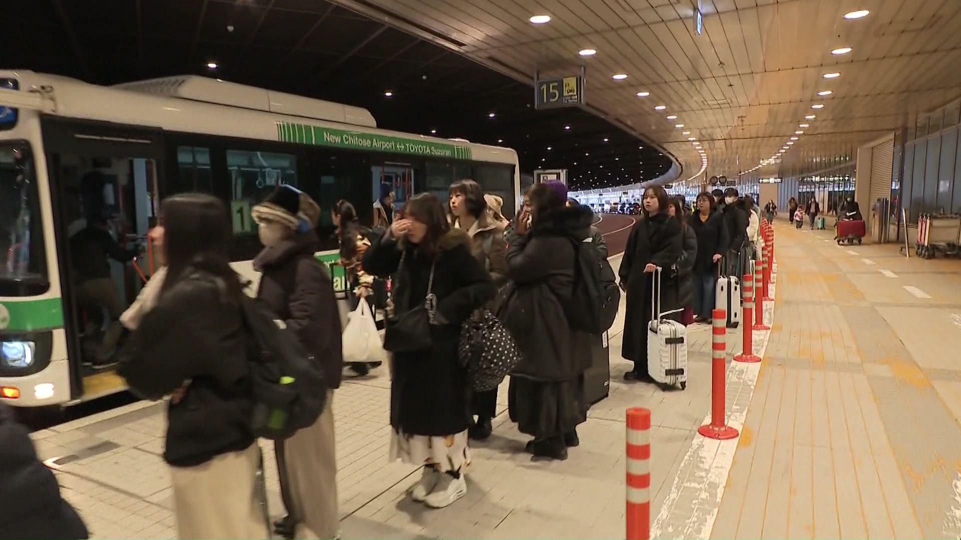 札幌行のバスを待つファン