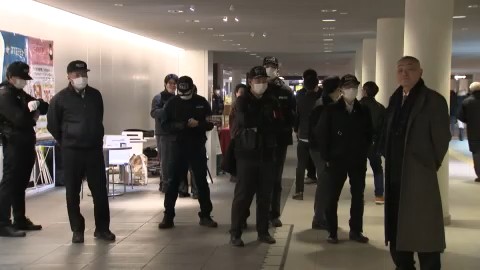 周辺で警戒する警察官