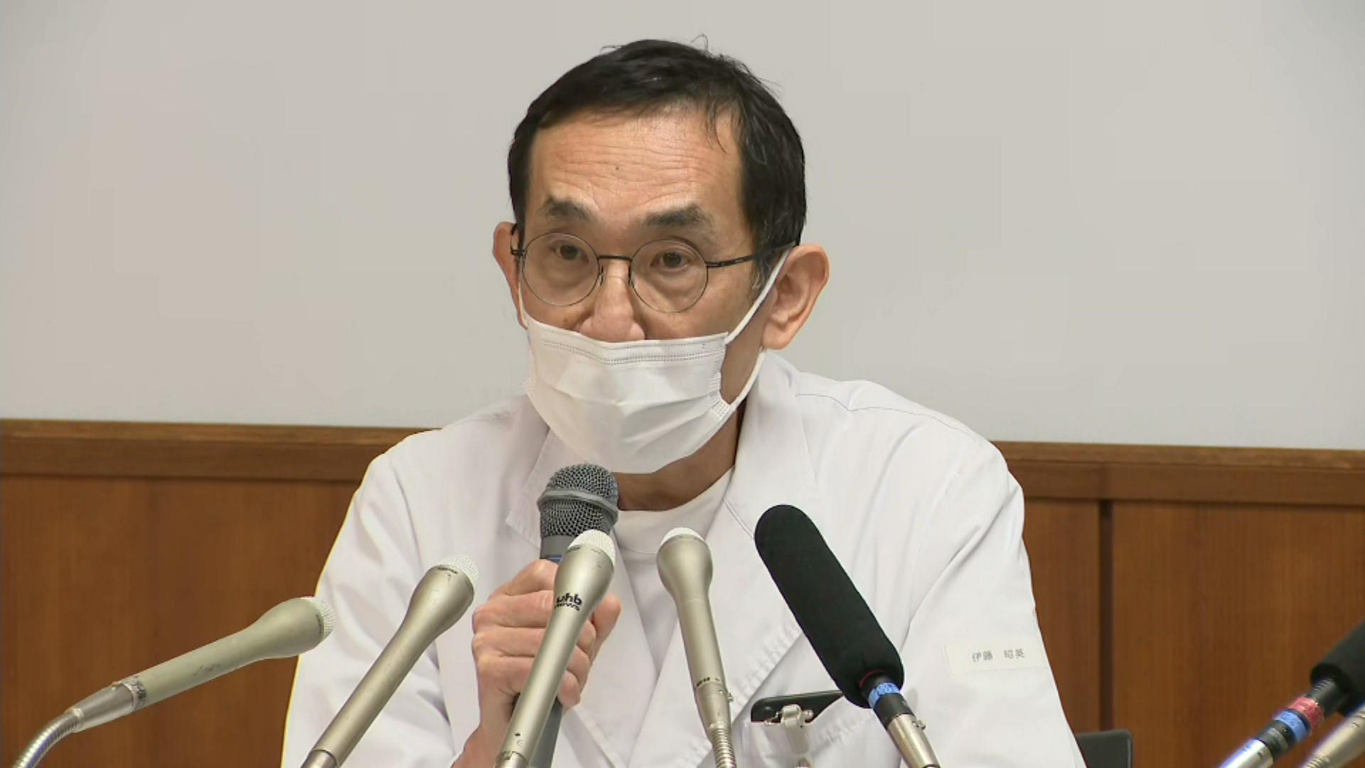 会見に応じる伊藤昭英院長