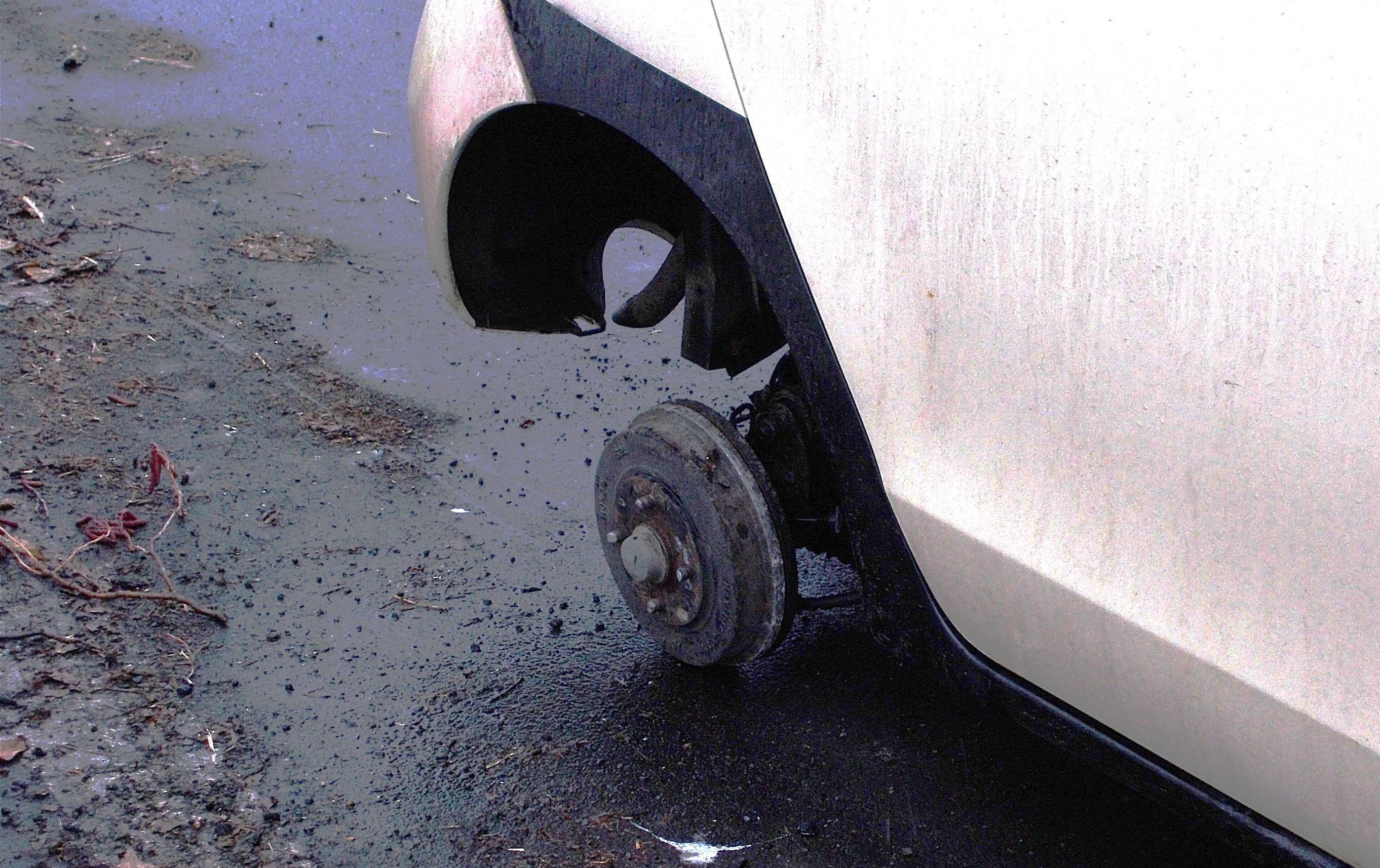 タイヤが脱落した軽自動車（提供：道警）