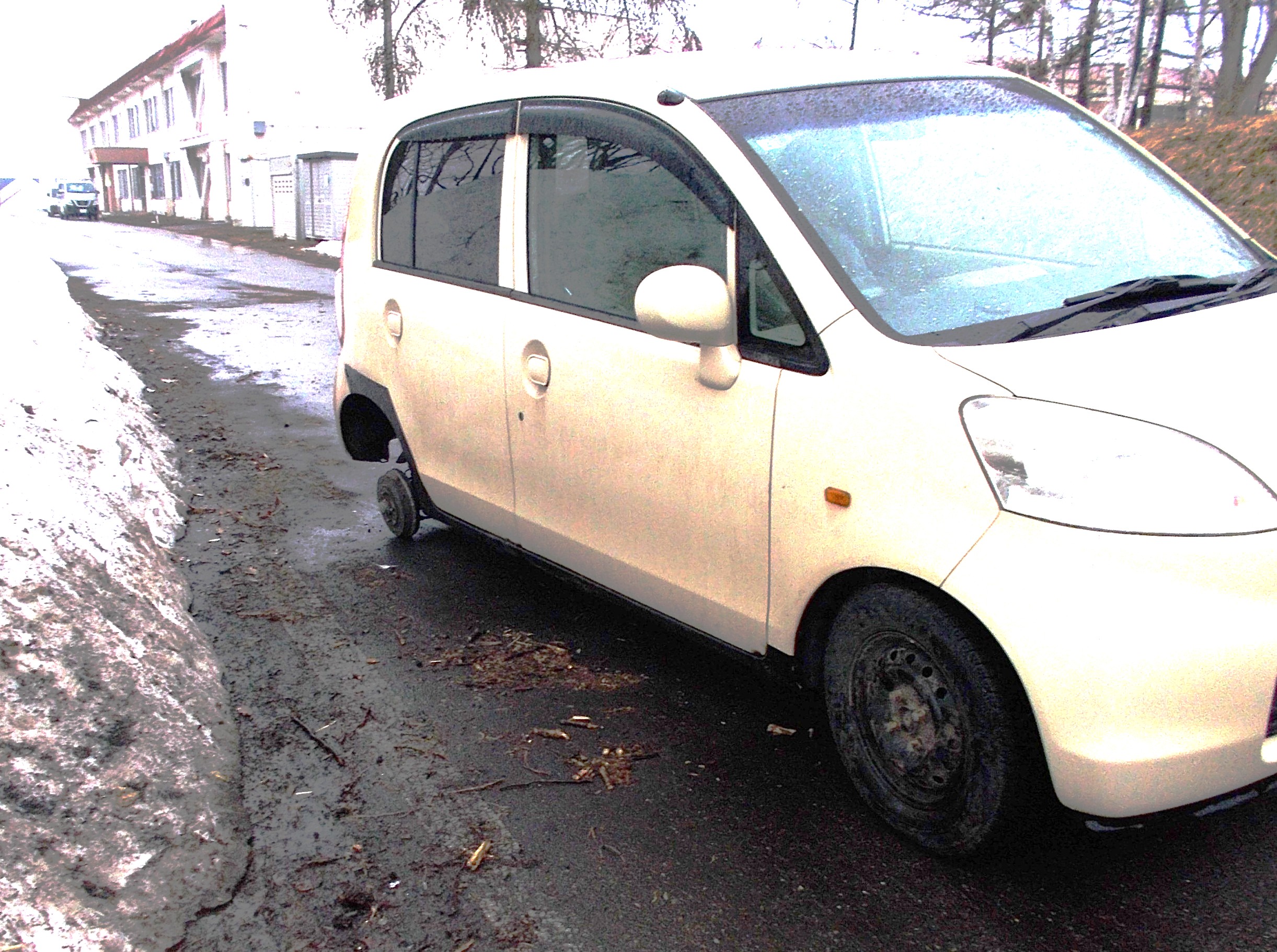 タイヤが脱落した軽自動車（提供：道警）
