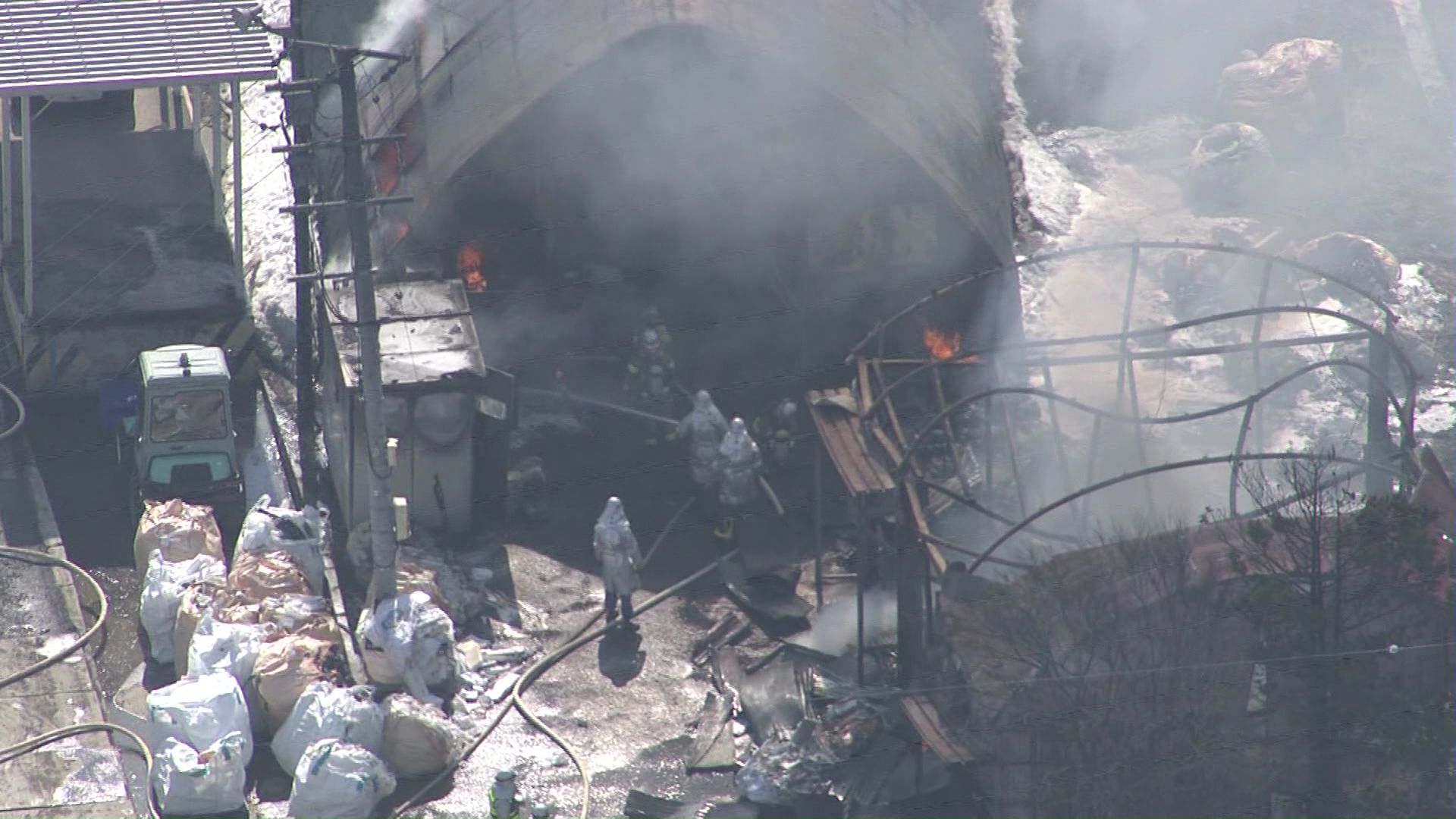 火は約1時間にほぼ消し止められる