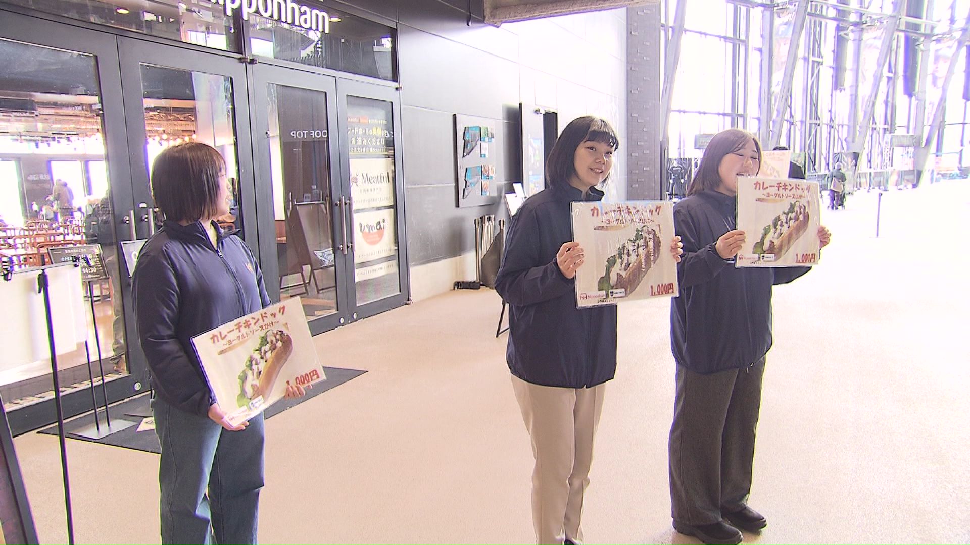 球場で学生が商品PR