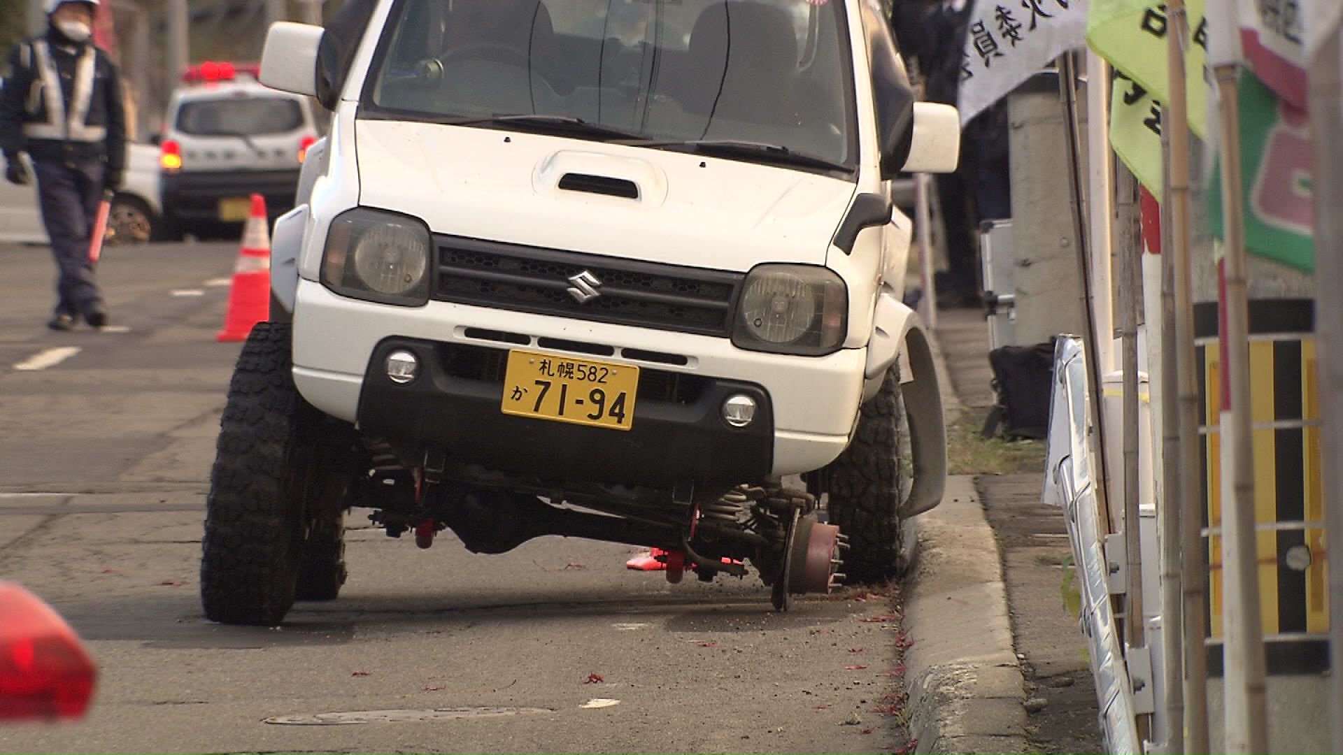 走行中の改造車からタイヤが脱落