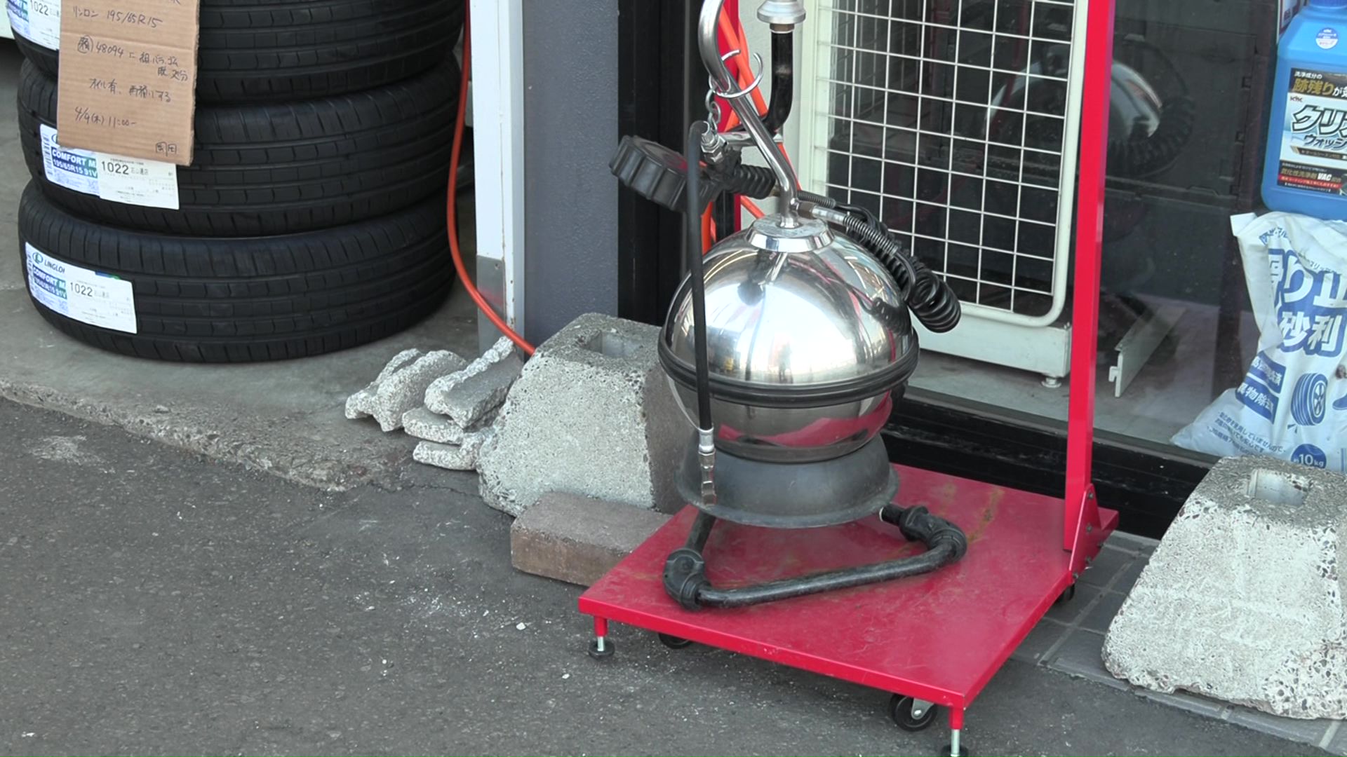 ガソリンスタンドではセルフで空気圧を調べる器具が設置されている