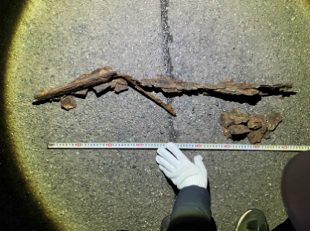 線路に落下した水切り版（提供：NEXCO東日本）