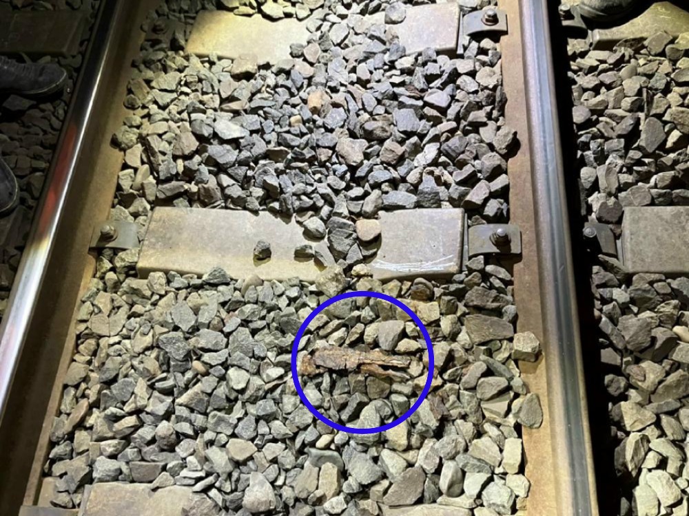 線路に落下した水切り版（提供：NEXCO東日本）