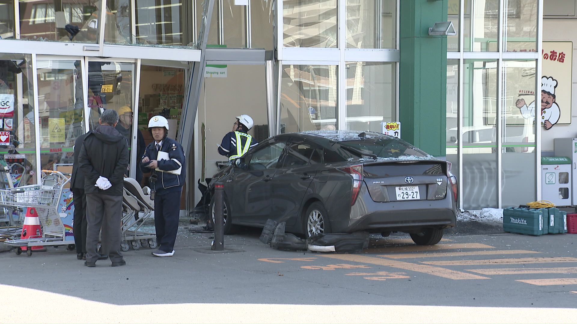 高齢男性が運転する車がスーパーに…