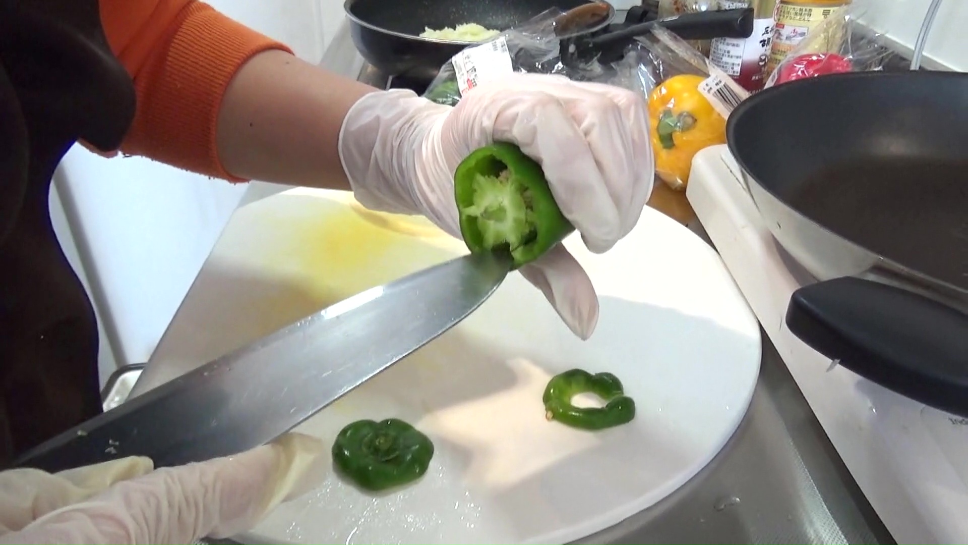 ピーマンは切り込みを入れるとタネがきれいに取れる