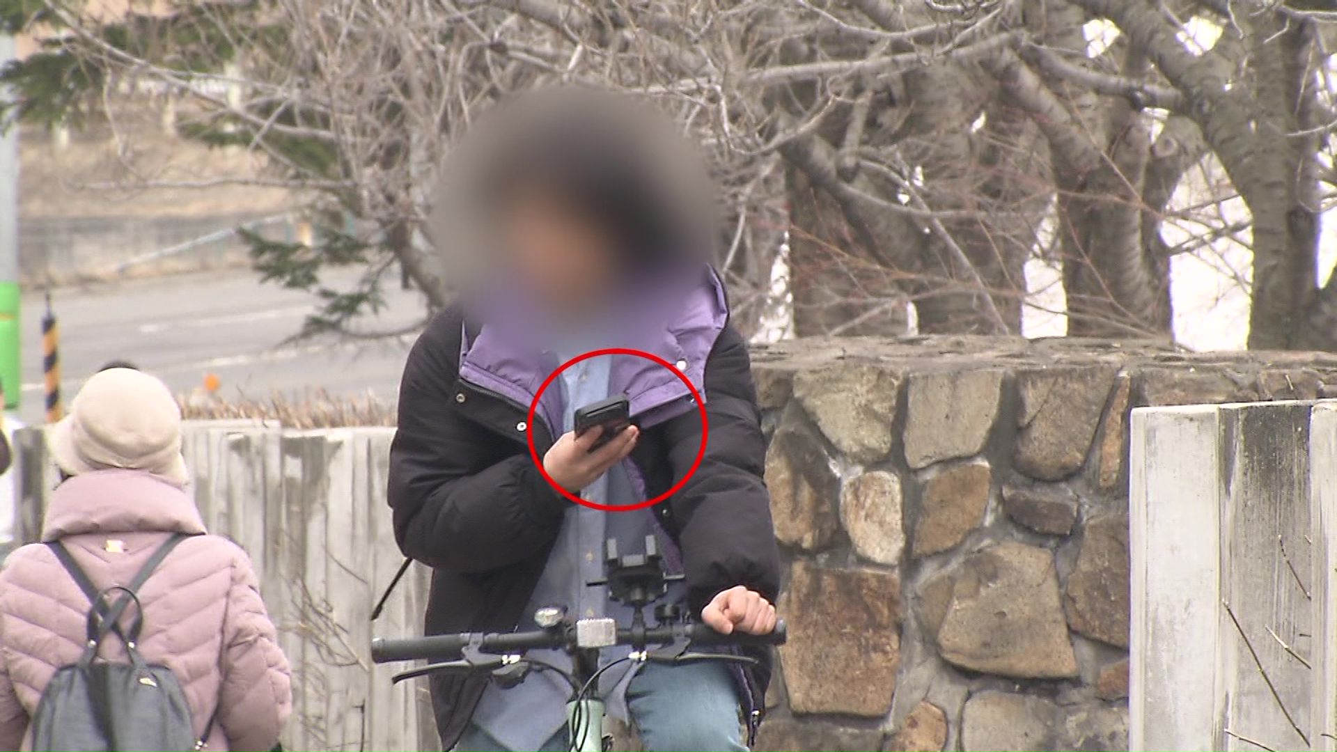 スマホを見ながら運転