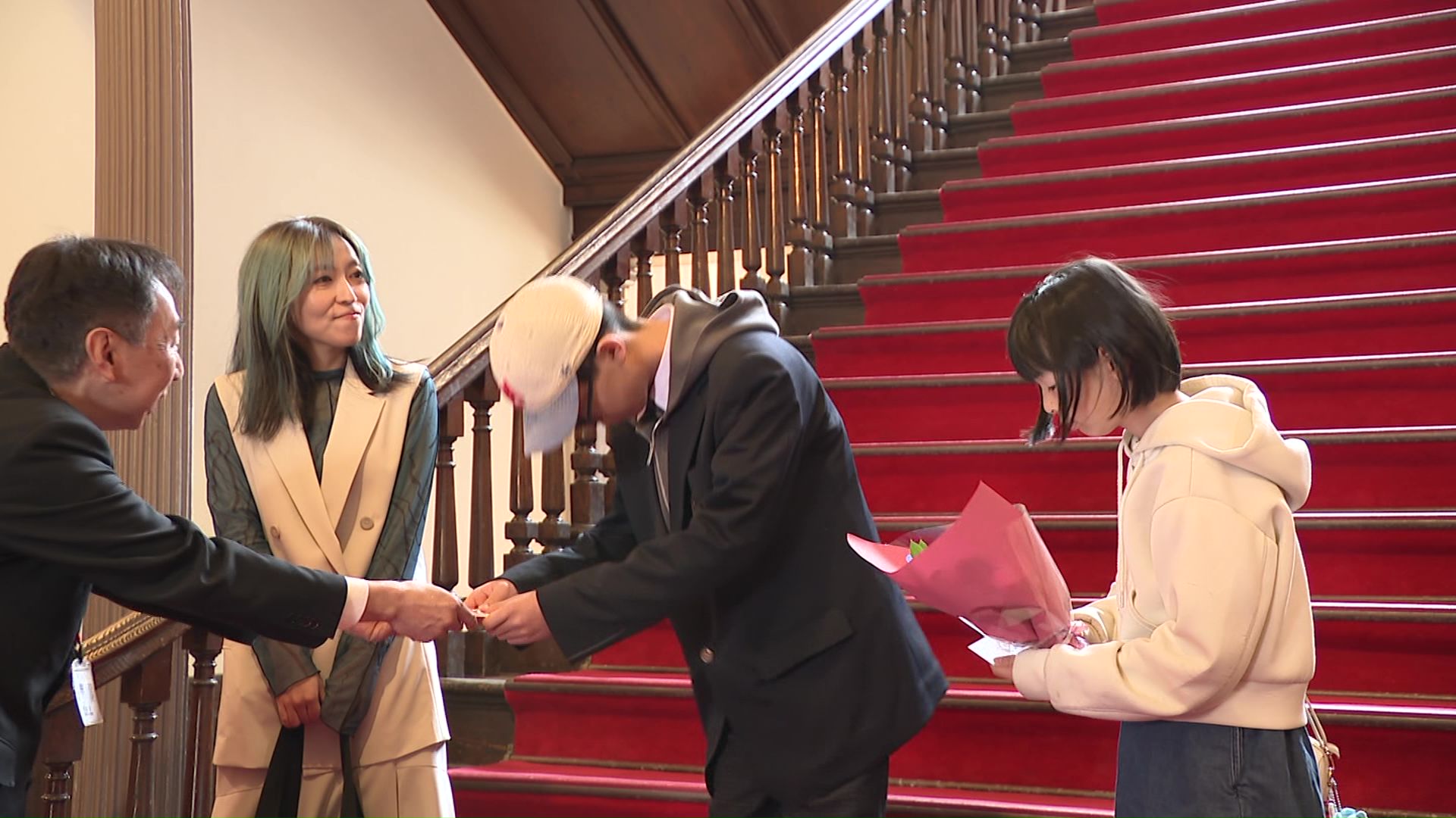 50万人目となった親子には記念品が贈呈された