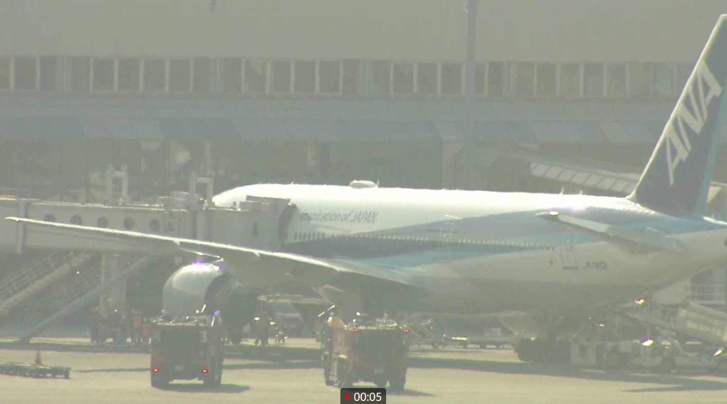 機体から降りる乗客ら