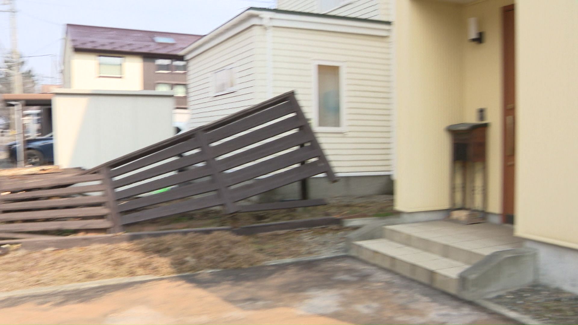 ひき逃げ現場付近の住宅街では当て逃げも…「同一車両」か