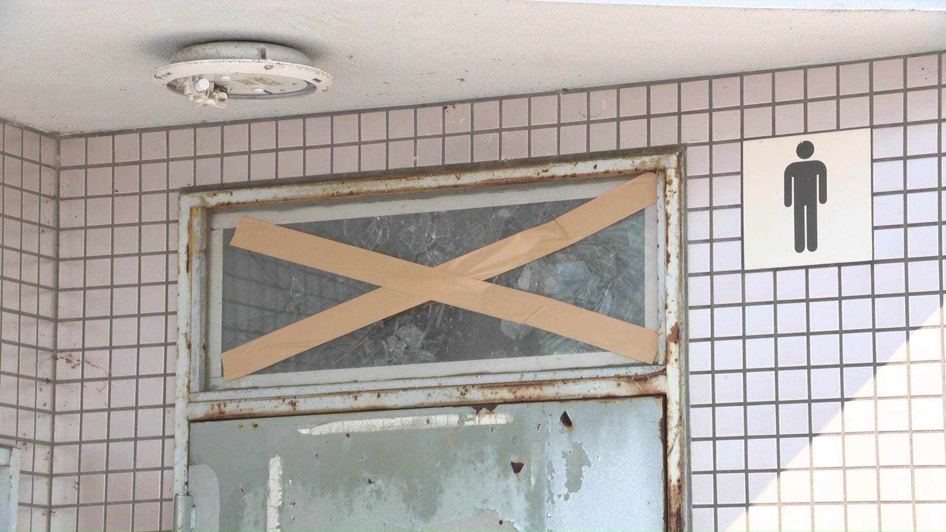 割られた男子トイレの窓ガラス