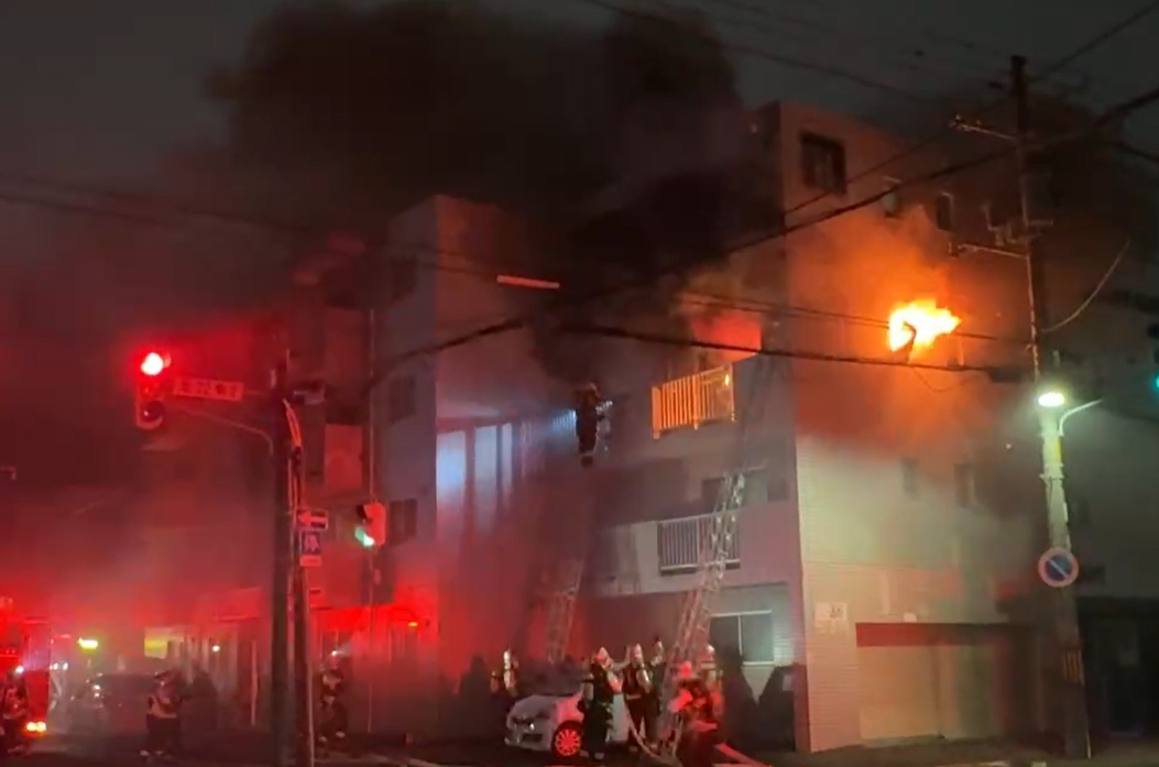 火事があった共同住宅　【撮影：視聴者】