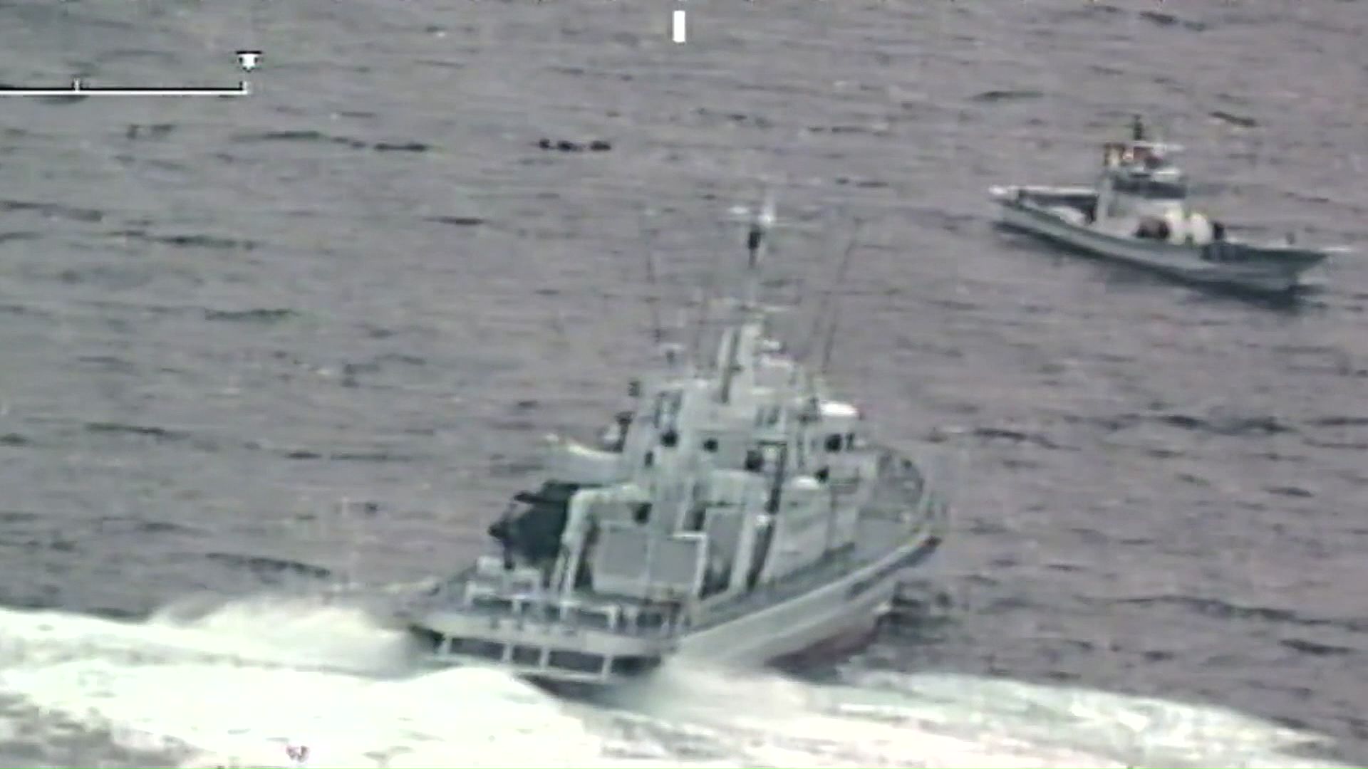 救助に向かった漁船と海保の船が接近（提供：第一管区海上保安部）