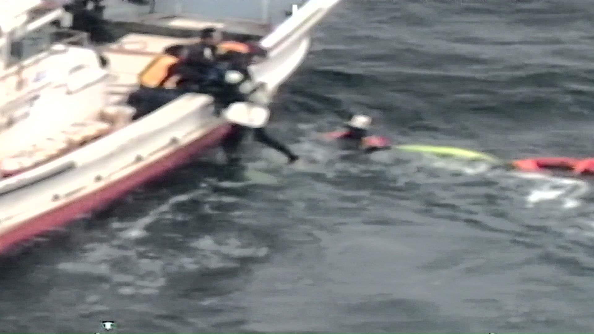 1人ずつ船に引き揚げる（提供：第一管区海上保安部）