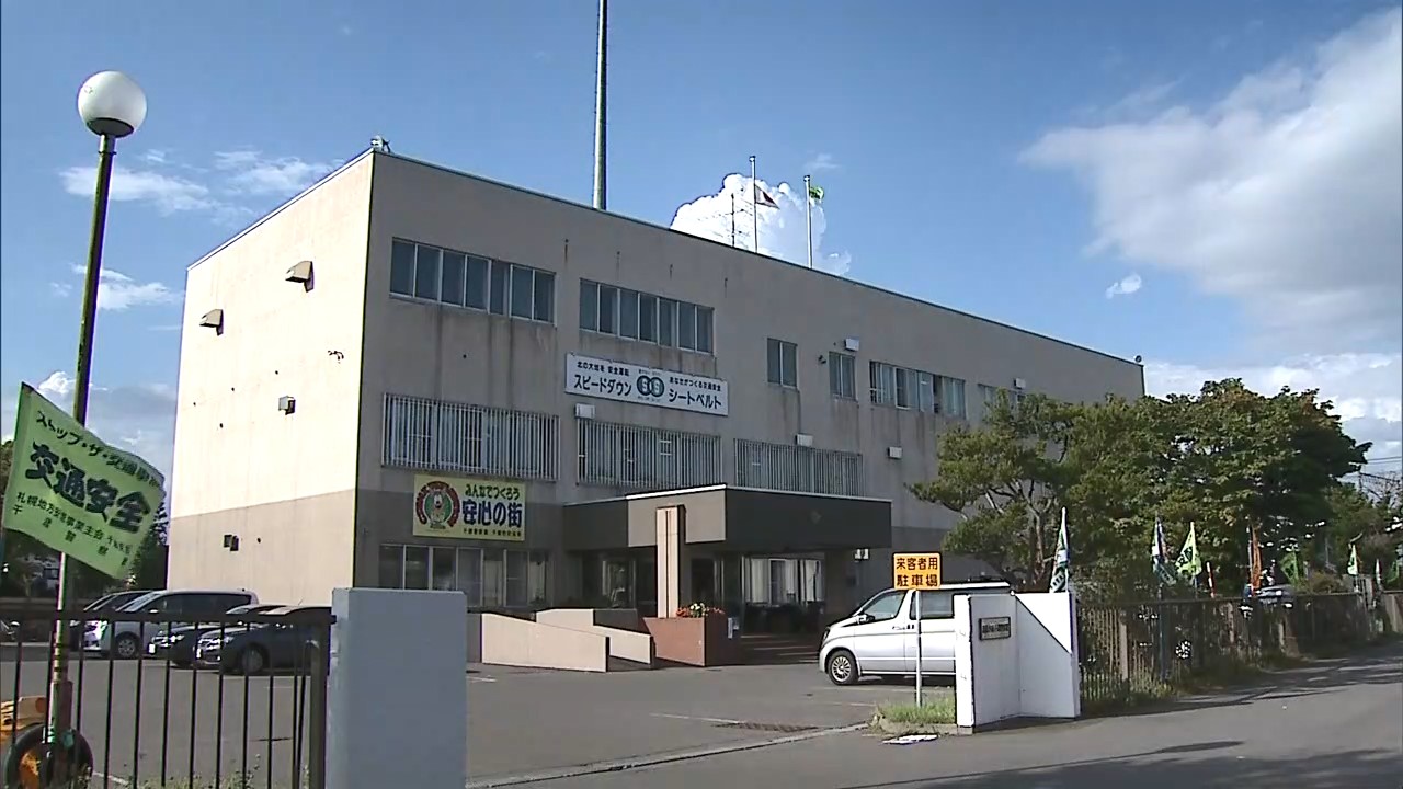 事故の原因を調べる北海道警千歳署