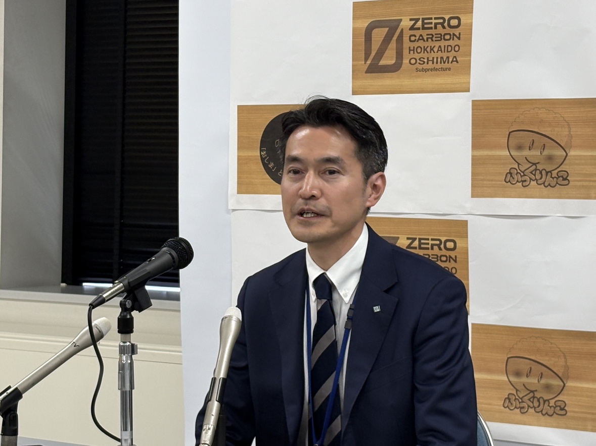 着任会見を行う本田晃渡島総合振興局長