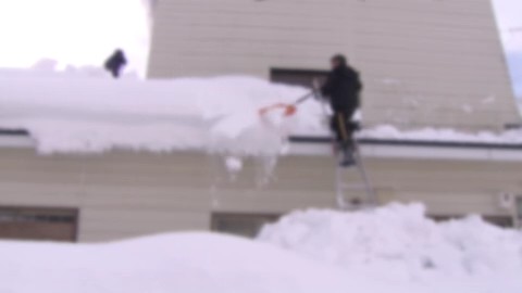屋根の雪下ろし中の死亡事故が多発（画像はイメージ）