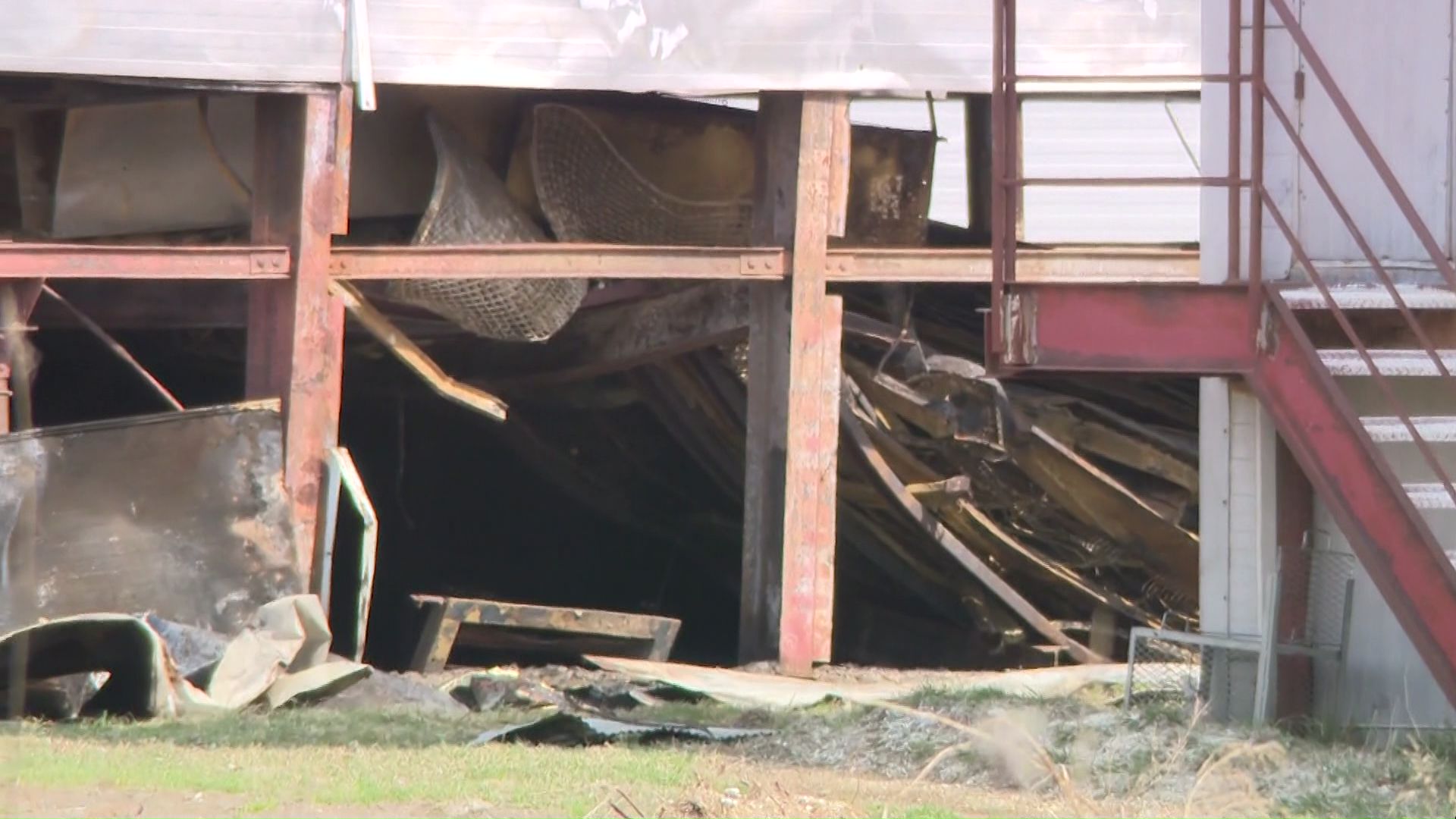 鶏舎1棟全焼しニワトリ4万羽が死ぬ