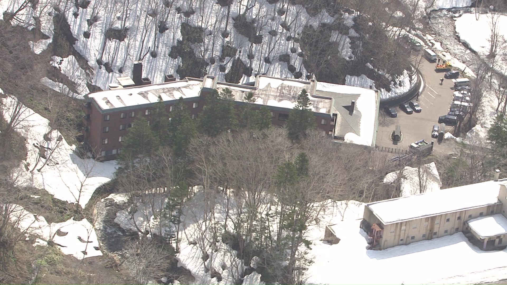 建物の給排気口から重油が漏れ出ているのが見つかる