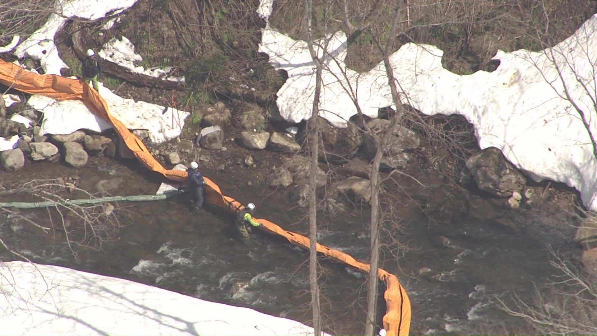 オイルフェンスを周辺に設置し対応を急ぐ