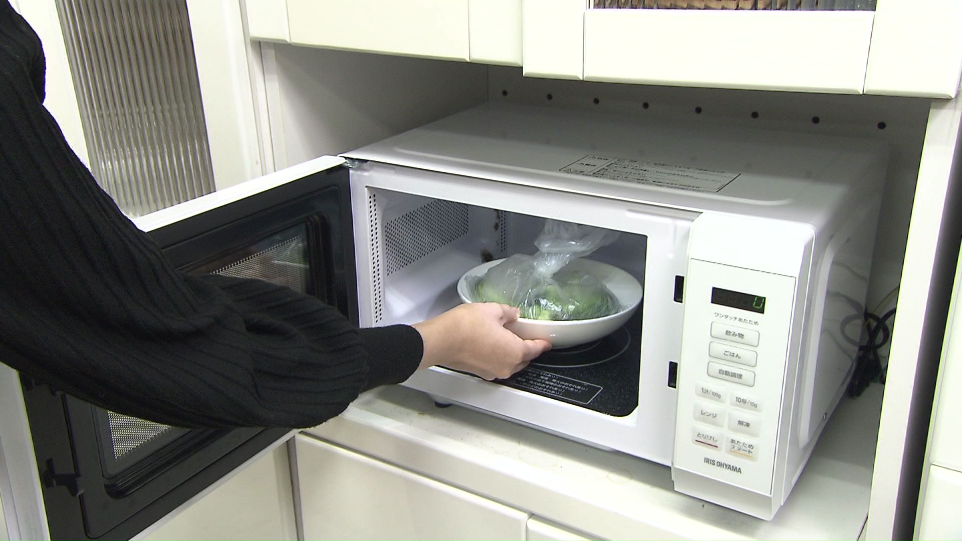 ブロッコリーをポリ袋に入れて「レンチン」