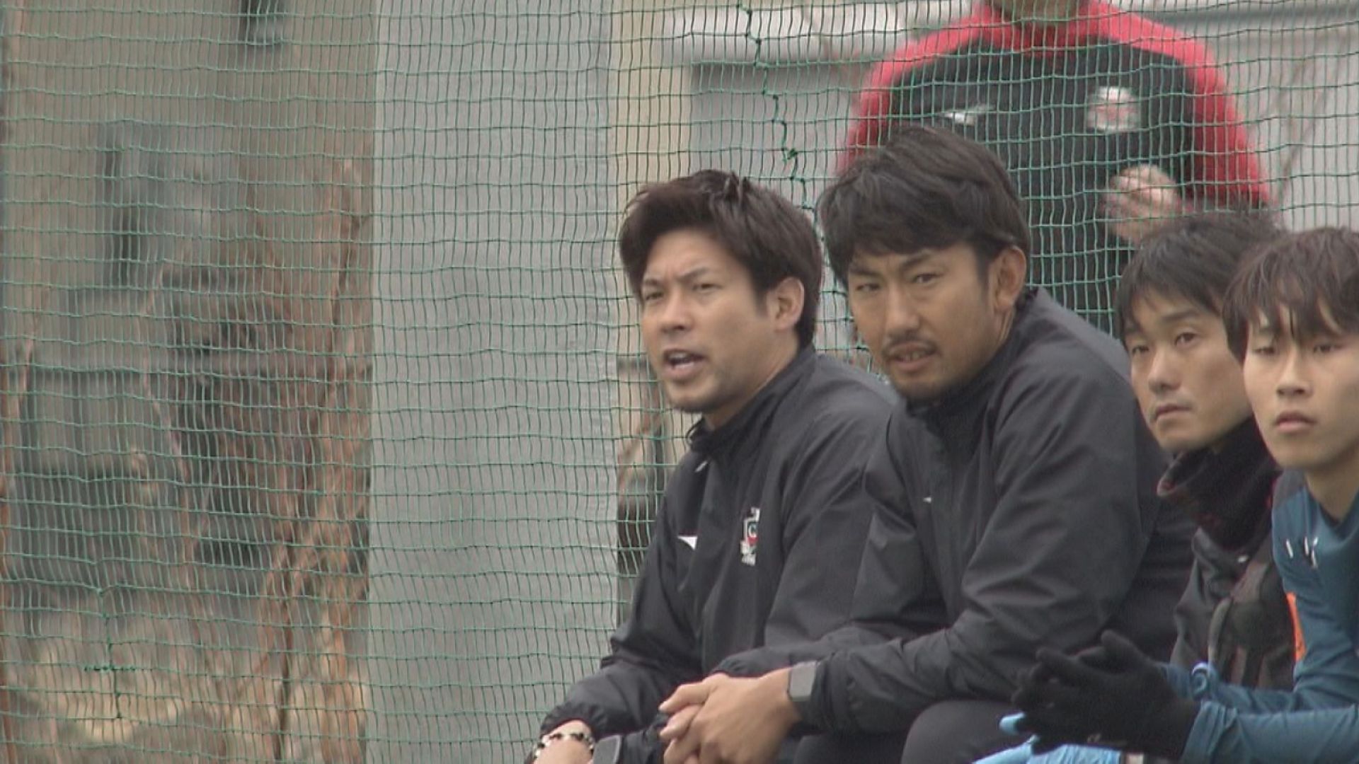 指導者として初の公式戦に臨んだ深井一希コーチもベンチから指示を送った