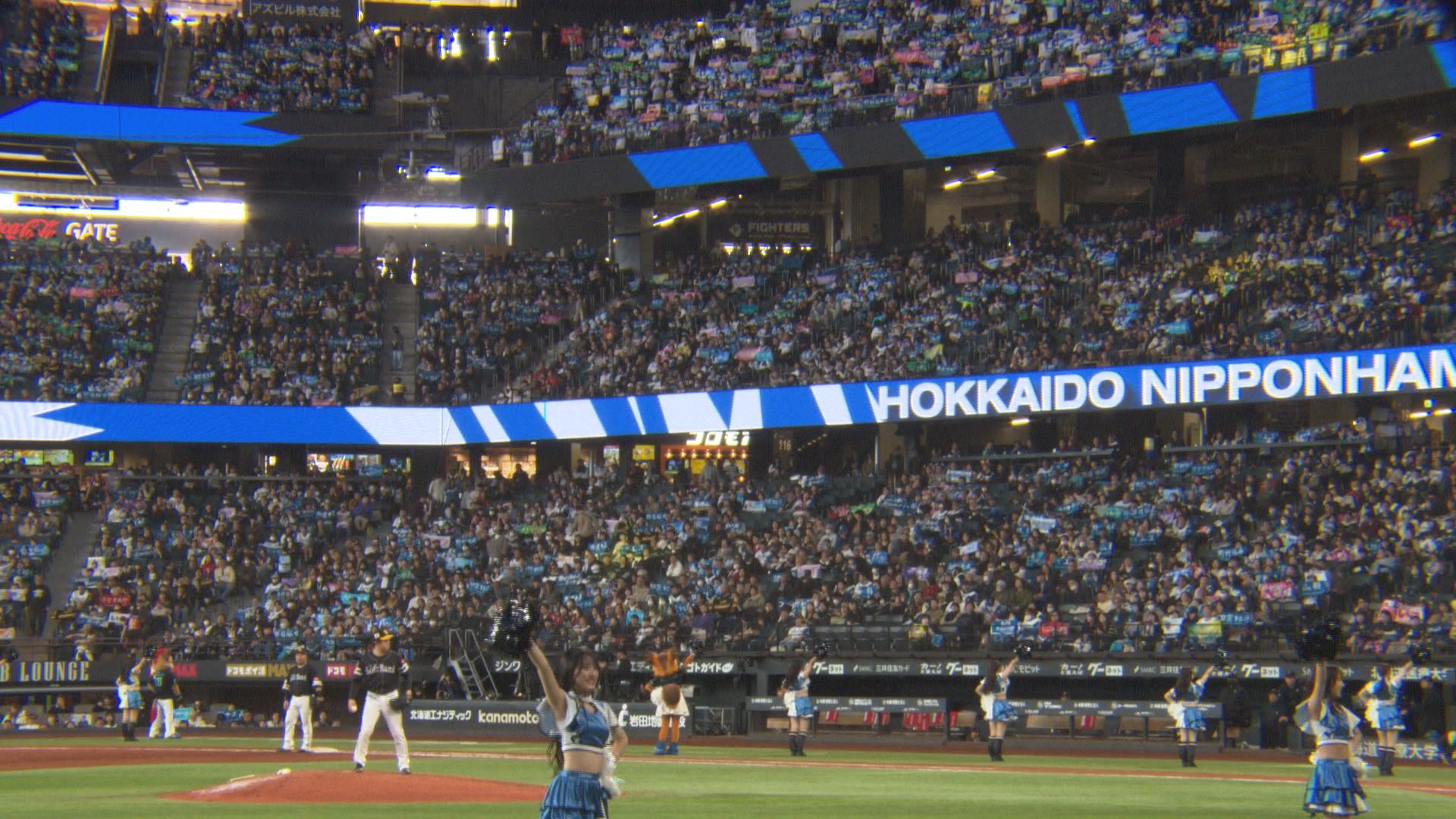 ラッキーセブンでファイターズ讃歌を歌う大応援団