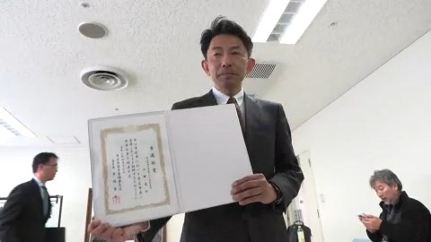 当選証書を受け取った上野氏