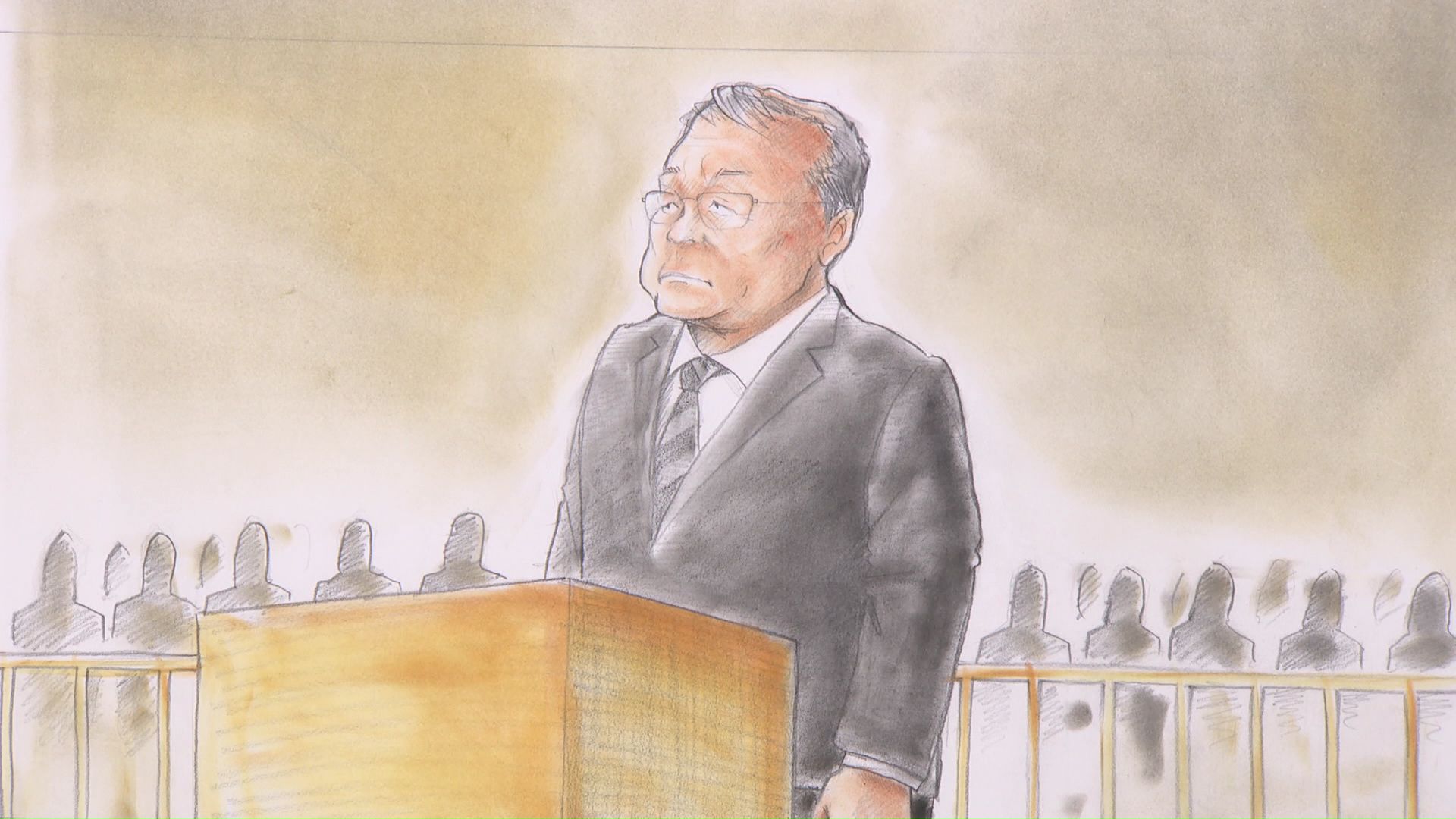 陳述中の桂田精一被告(法廷スケッチ)