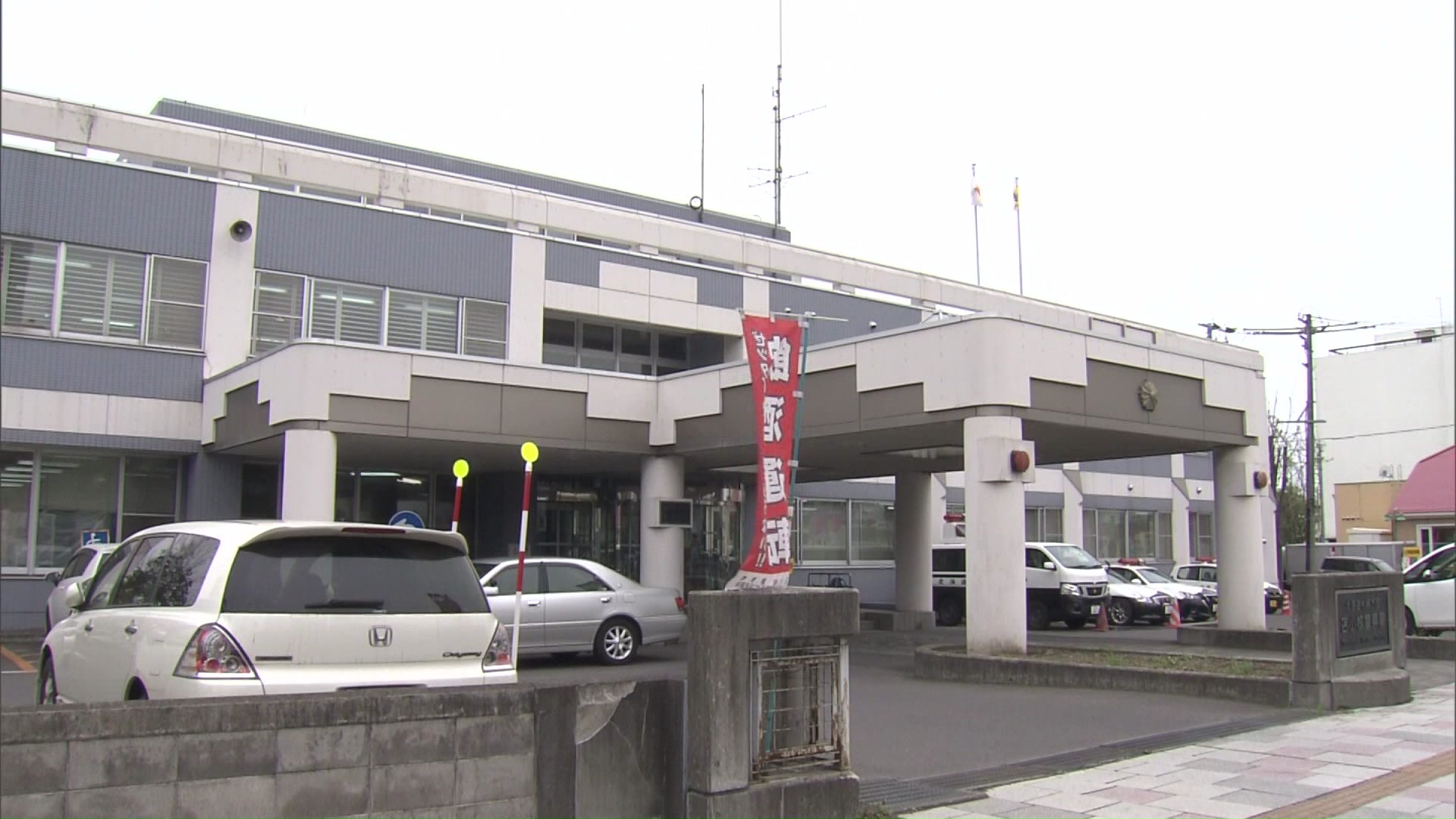 事故の原因を調べている北海道警苫小牧署