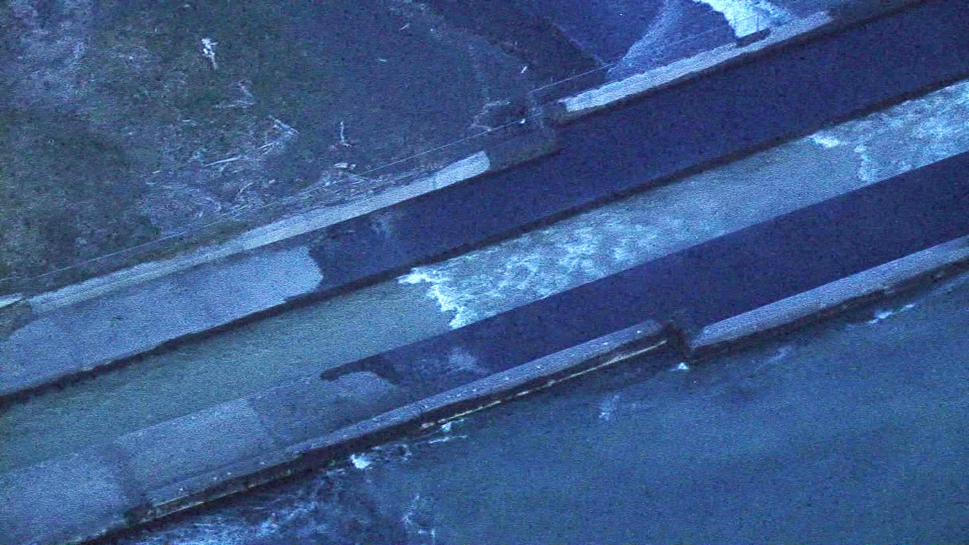 水路をさかのぼっていく波(苫小牧市)