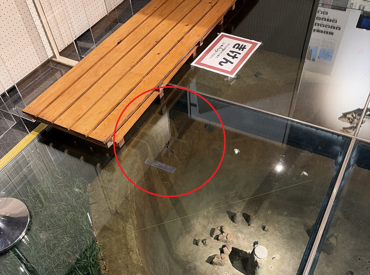 浦幌町立博物館 ガラスにヒビ （提供・浦幌町）