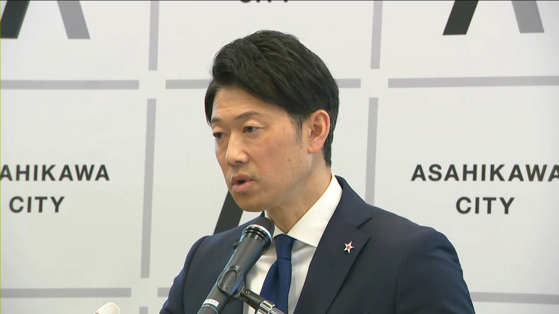 会見をした旭川市の今津寛介市長　ときおり苦渋の表情を浮かべた