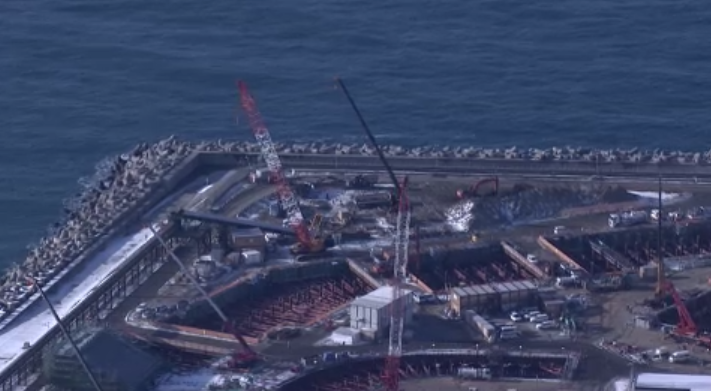 泊原発で建設中の防潮堤（2025年12月）
