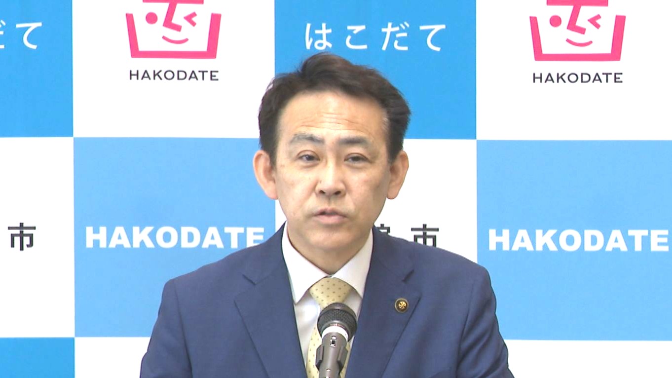 会見を行う函館市の大泉潤市長（4月28日）