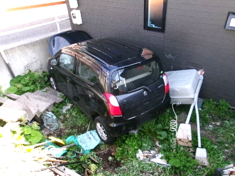 自宅に突っ込んだ軽自動車（提供：北海道警）