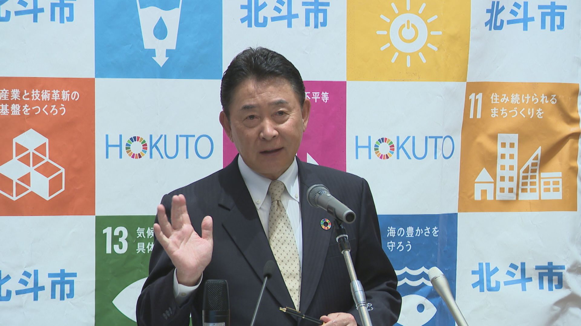 定例記者会見を行う北斗市の池田達雄市長（5月19日）