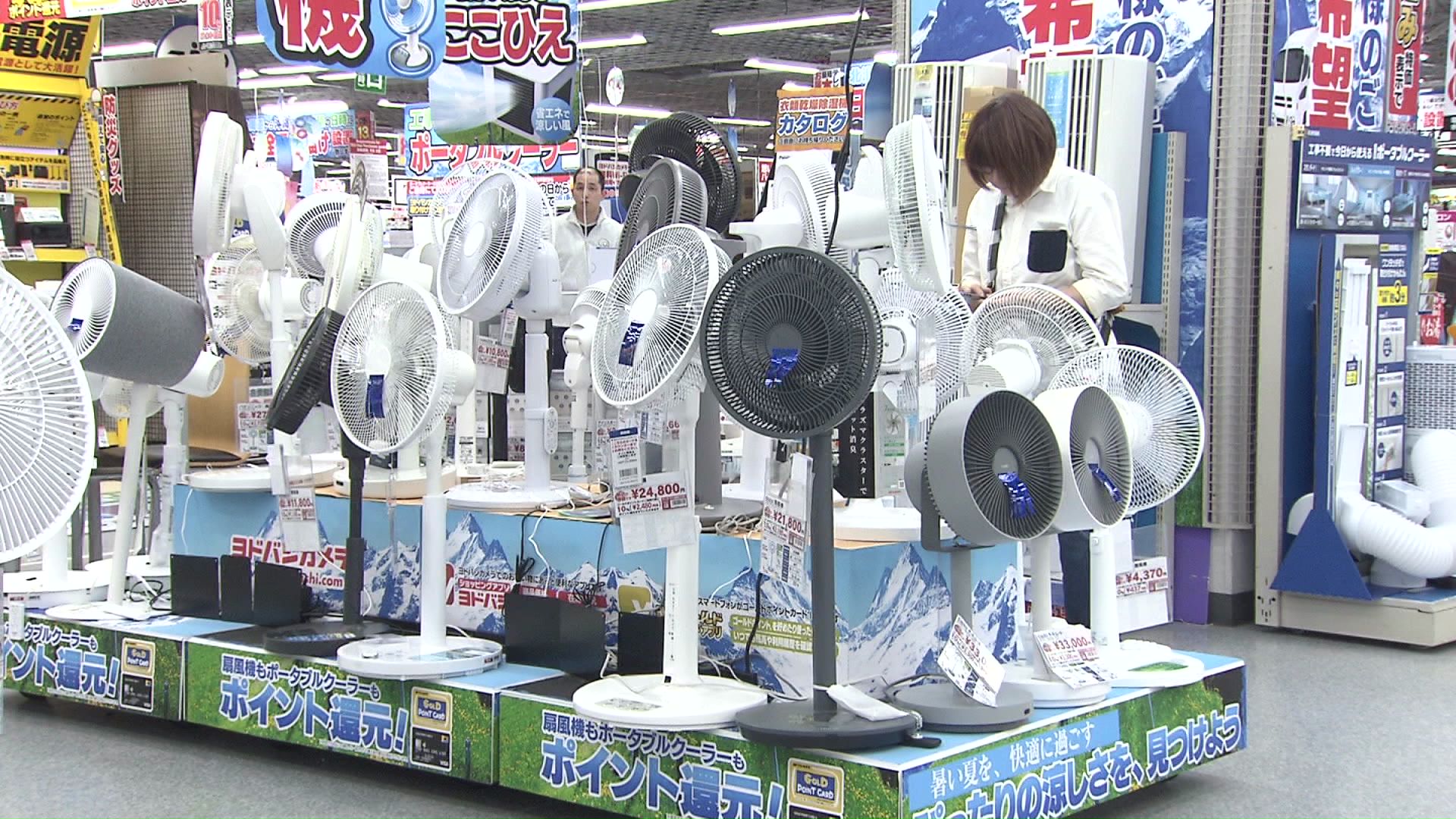 暑さ対策で扇風機を求める人も