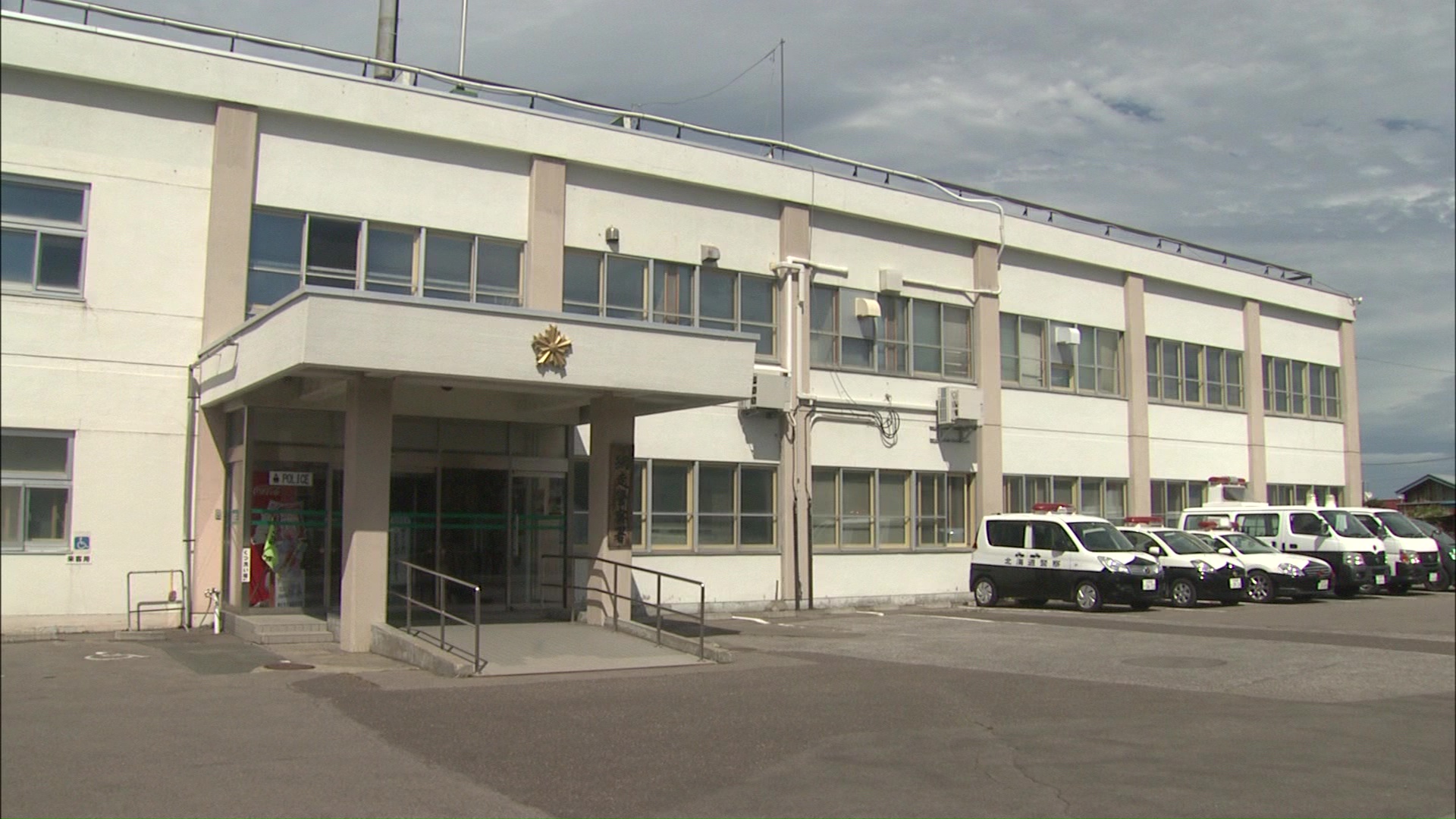 客の頭を金属製工具で殴った飲食店経営者の男を殺人未遂の疑いで逮捕した北海道警網走署